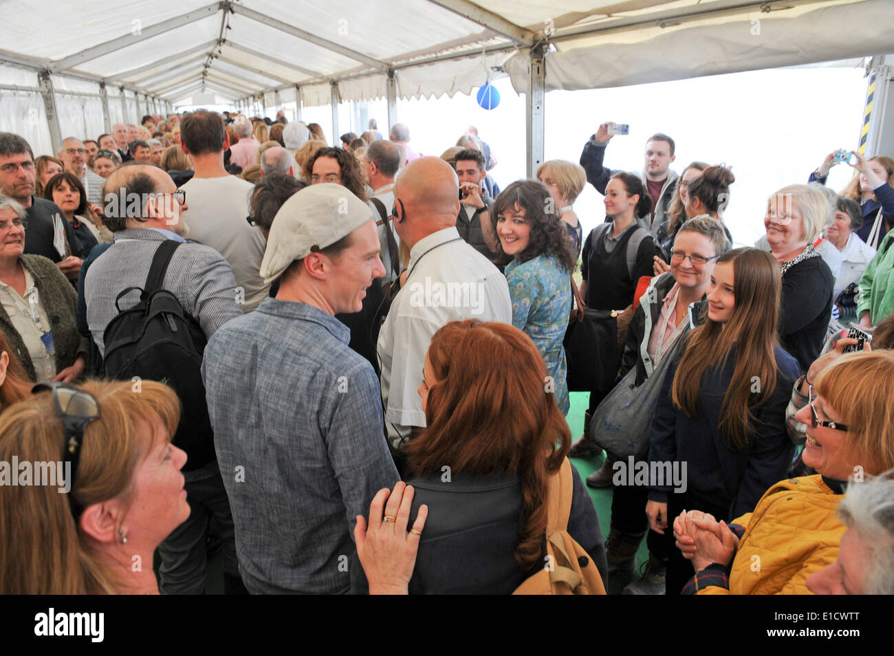 Hay Hay on Wye, Wales, UK Festival 2014. 31. Mai 2014. Sterne Schauspieler BENEDICT CUMBERBATCH unter Hunderten von Fans nach einem Auftritt auf der Bühne am vorletzten Tag des Daily Telegraph Heu Literaturfestival 2014, Wales UK Credit: Keith Morris/Alamy Live-Nachrichten Stockfoto