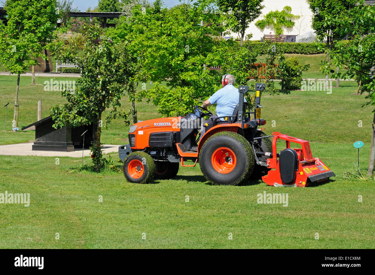 Gärtner auf eine Fahrt auf Mäher Rasenmähen an der National Memorial Arboretum, Alrewas, UK. Stockfoto