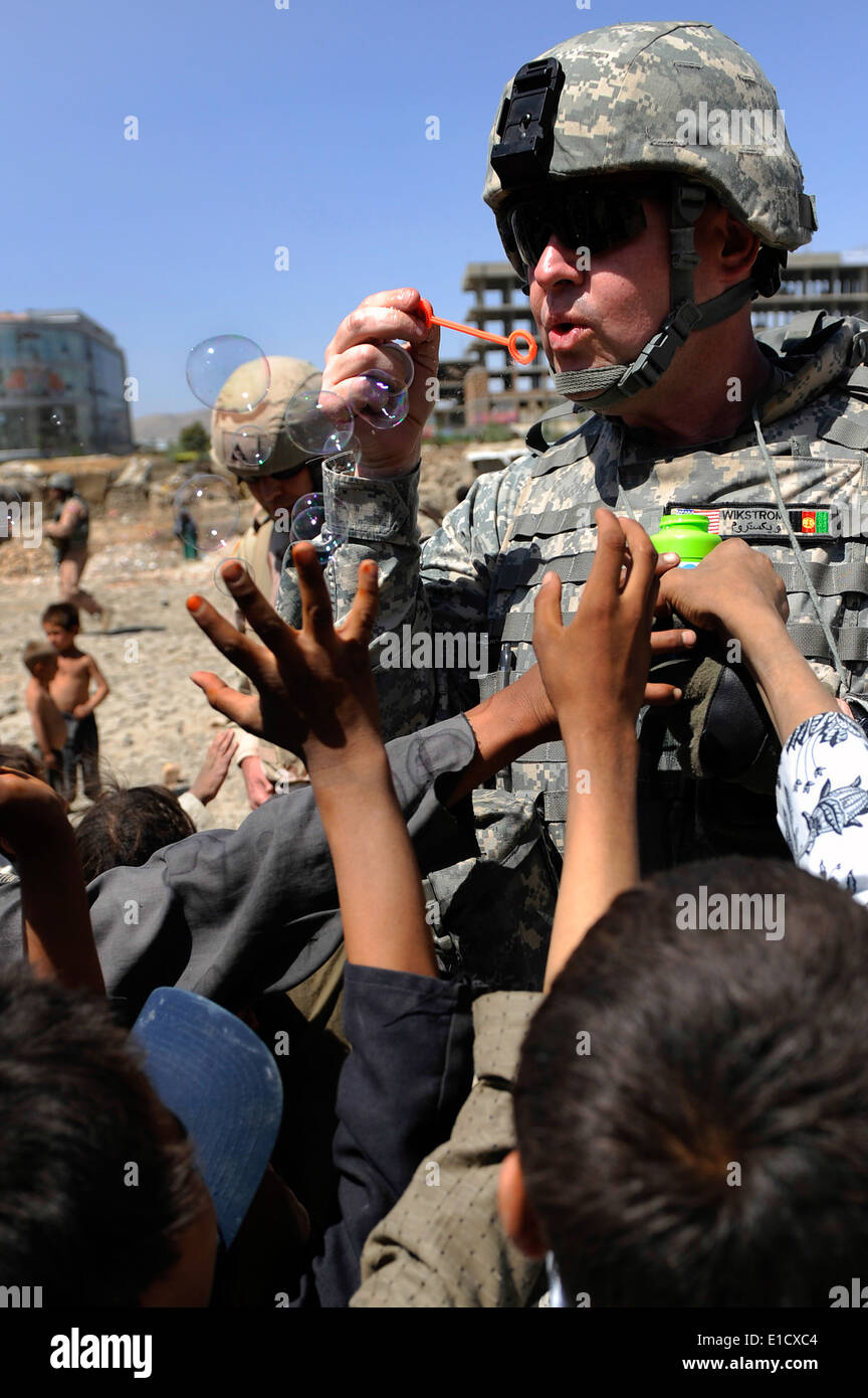 US Army Captain Michael Wikstrom, Kaplan mit kombiniert Security Transition Command - Afghanistan, zeigt, wie Kinder in Afghanistan Stockfoto