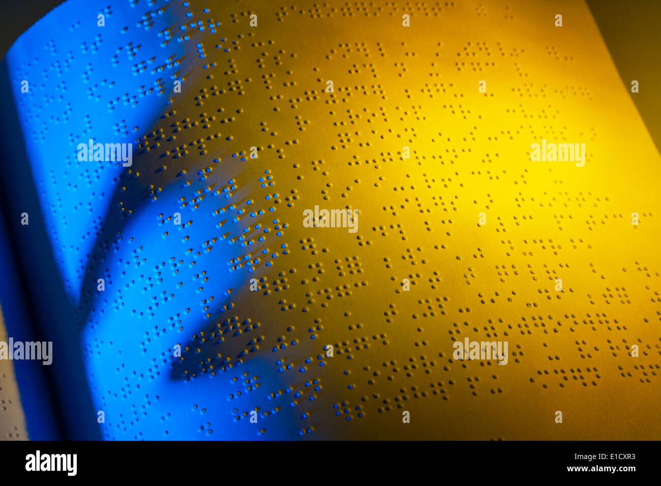 Ein Buch in Blindenschrift geschrieben. Braille-Schrift für Blinde. Stockfoto