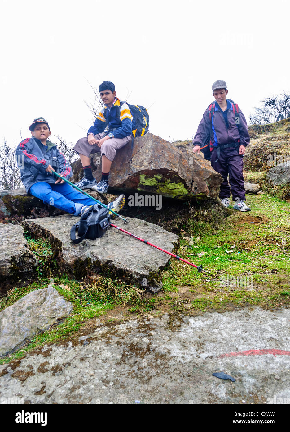 Nehmen Rest auf dem Weg, trekking nach Sandakphu, Textfreiraum Stockfoto