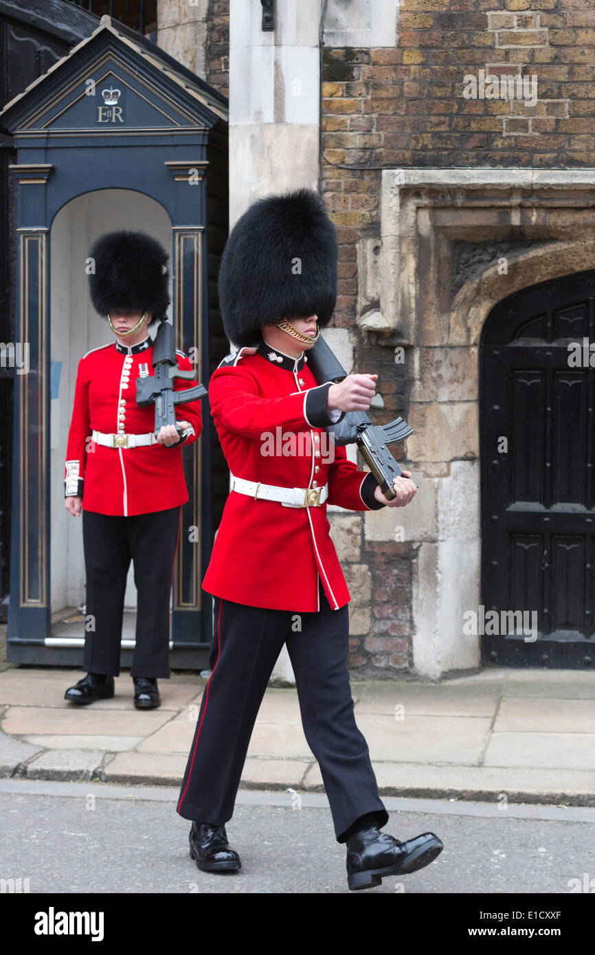 Königin der Wachen, Grenadier Guard und walisischen Garde, königliche Garde außerhalb Str. Jamess Palast, London, England, Vereinigtes Königreich Stockfoto