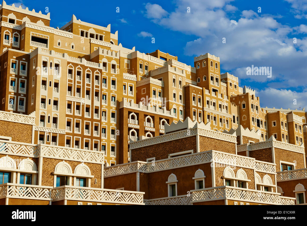 Vereinigte Arabische Emirate, Dubai, Palm Jumeirah, Gebäude mit Jemen Stil der Architektur Stockfoto