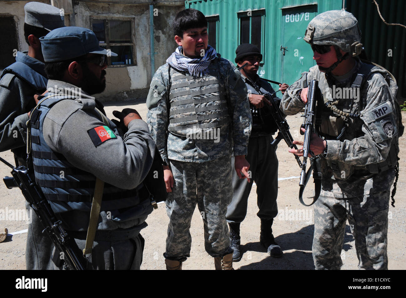 US Armee Sgt. Thomas Boggs, rechts, zeigt für die nationale afghanische Polizisten wie eine Waffe stattfinden sollte, bei der Vorbereitung auf cl Stockfoto