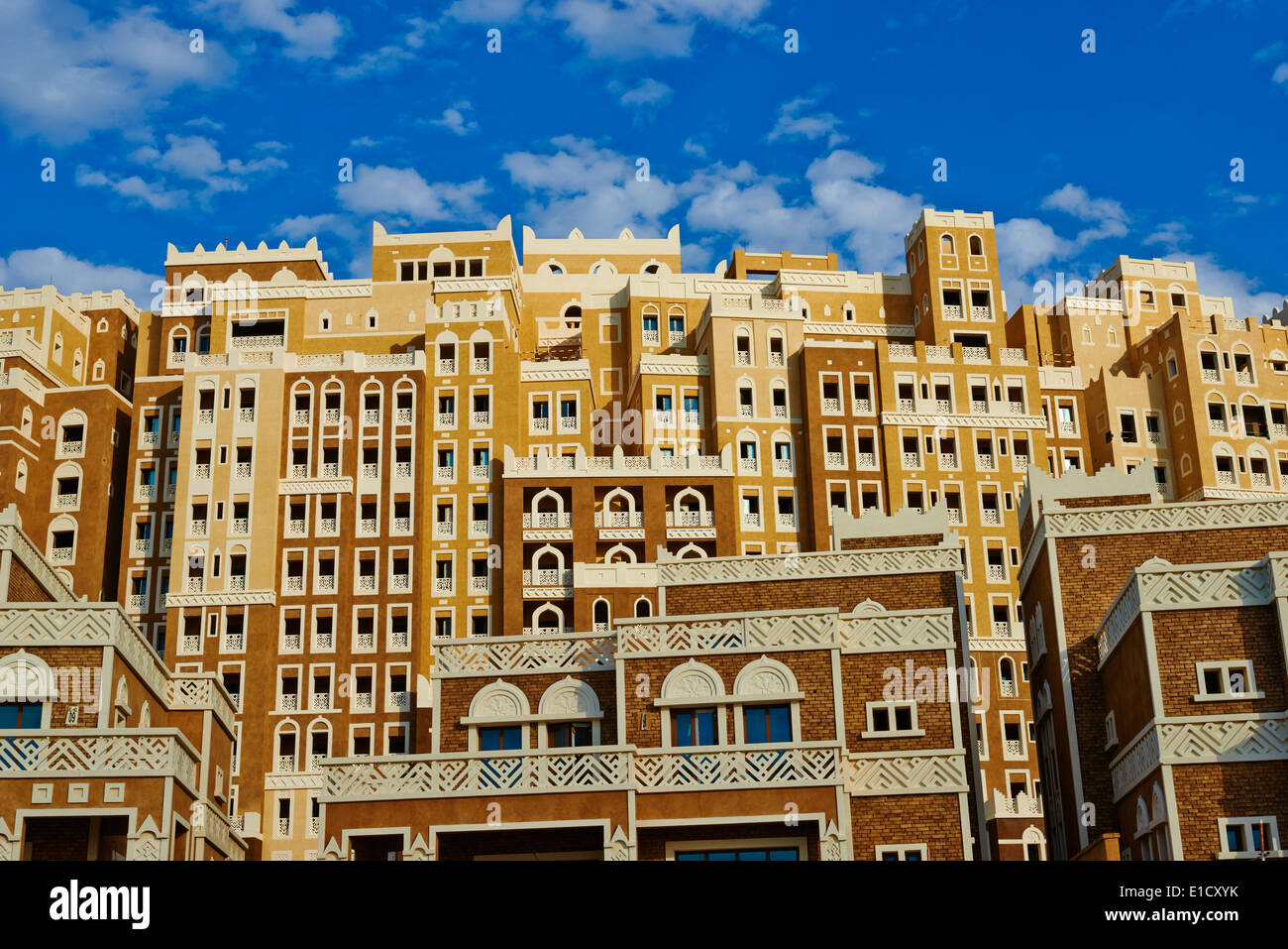 Vereinigte Arabische Emirate, Dubai, Palm Jumeirah, Gebäude mit Jemen Stil der Architektur Stockfoto