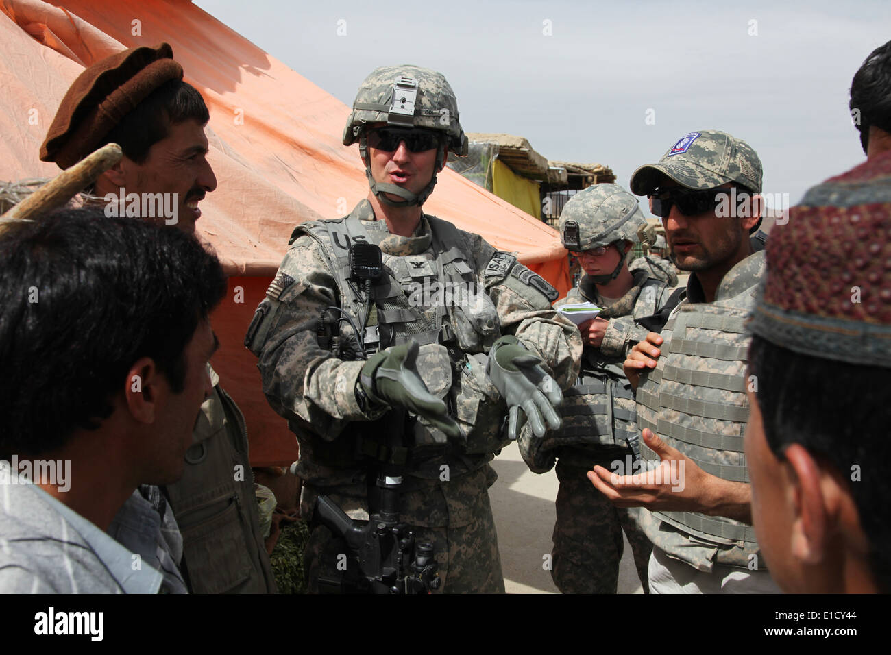 Colonel James Johnson, Kommandant der 173rd Airborne Brigade Combat Team spricht mit Afghanen, die im Dorf in der Nähe waren Stockfoto