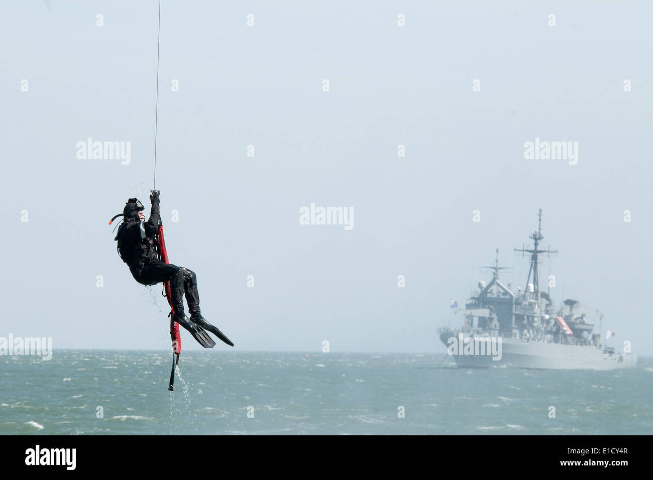 Ein US-Marine Taucher hängt von einer SH-60 b Seahawk Hubschrauber, amphibische Dock Landungsschiff USS Harpers Ferry (LSD 4 zugewiesen Stockfoto