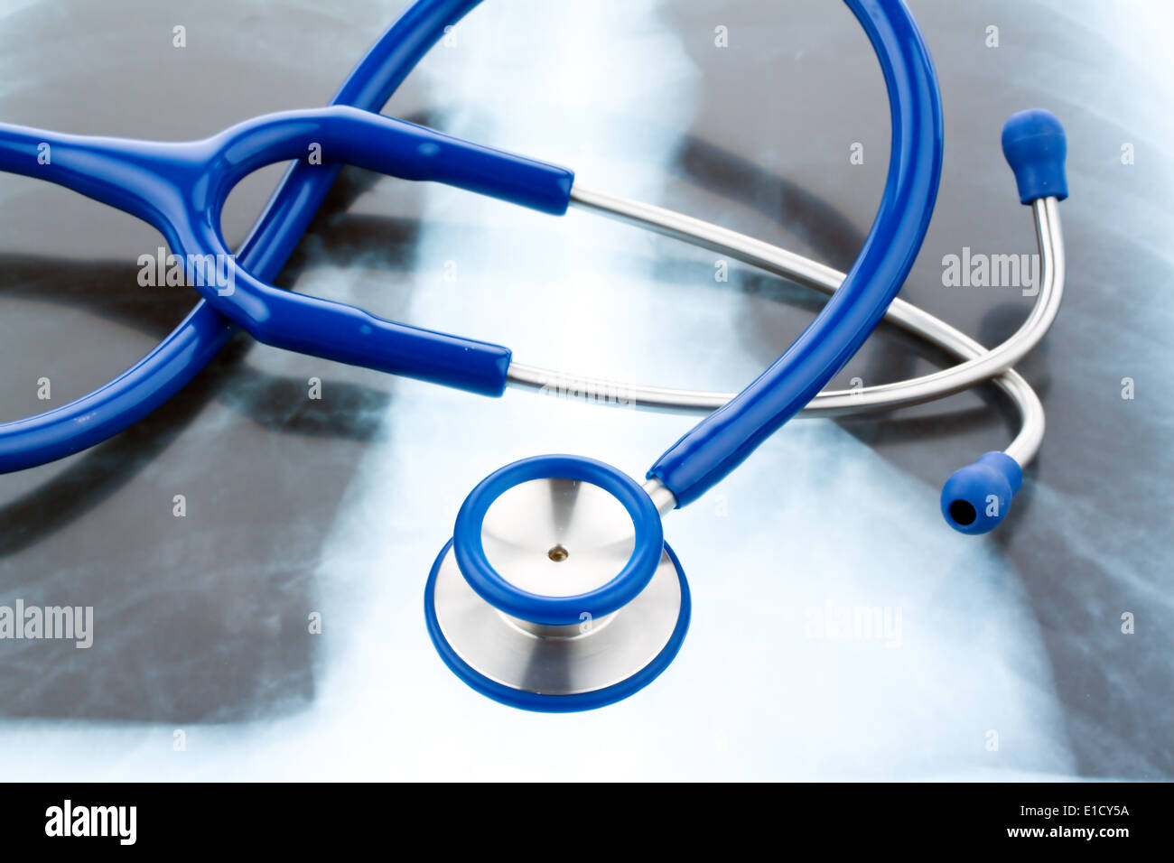 Ein Stethoskop und ein Röntgenbild. Symbol für Gesundheit. Stockfoto