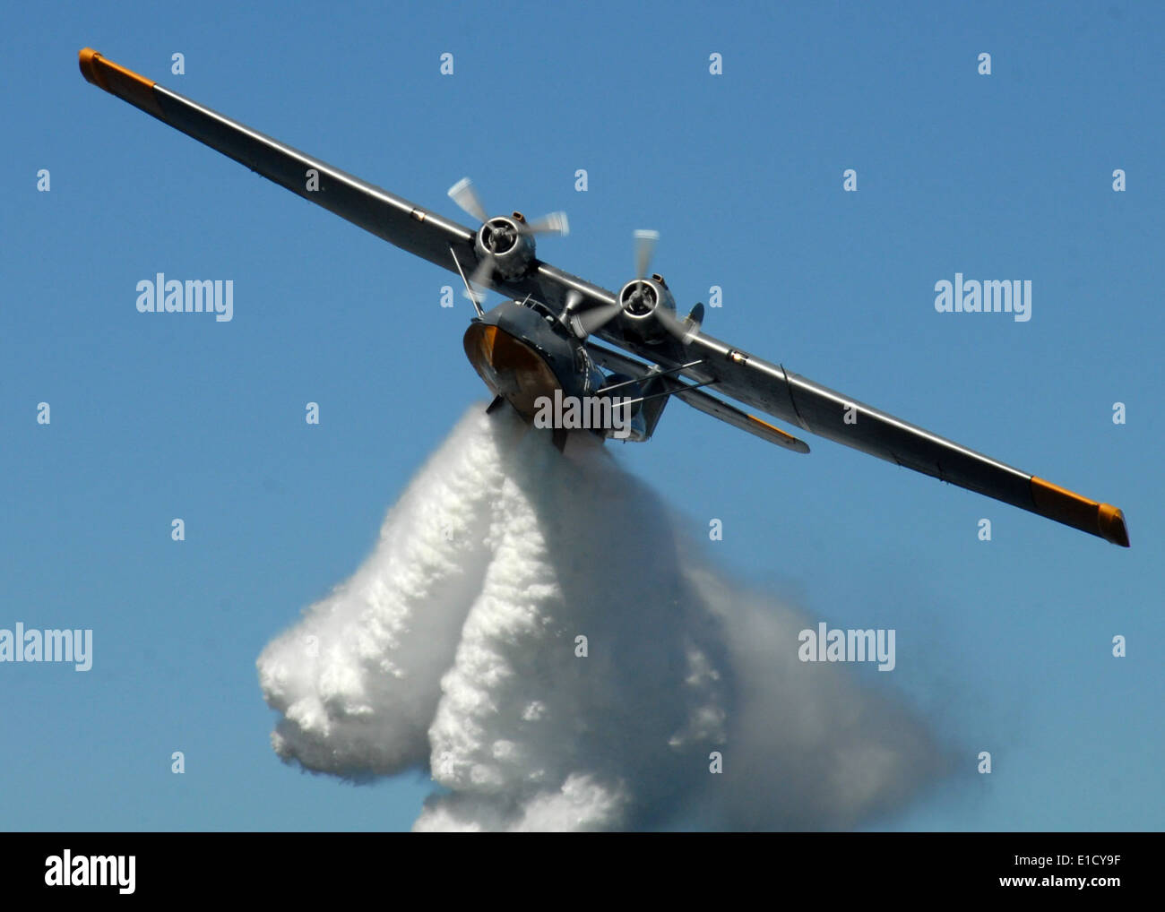 Ein PBY-6A Catalina Flugzeug fällt eine Last von Wasser aus den Bombenschacht Türen über Crescent Harbor, Washington, 25. September 2009. Die aircr Stockfoto