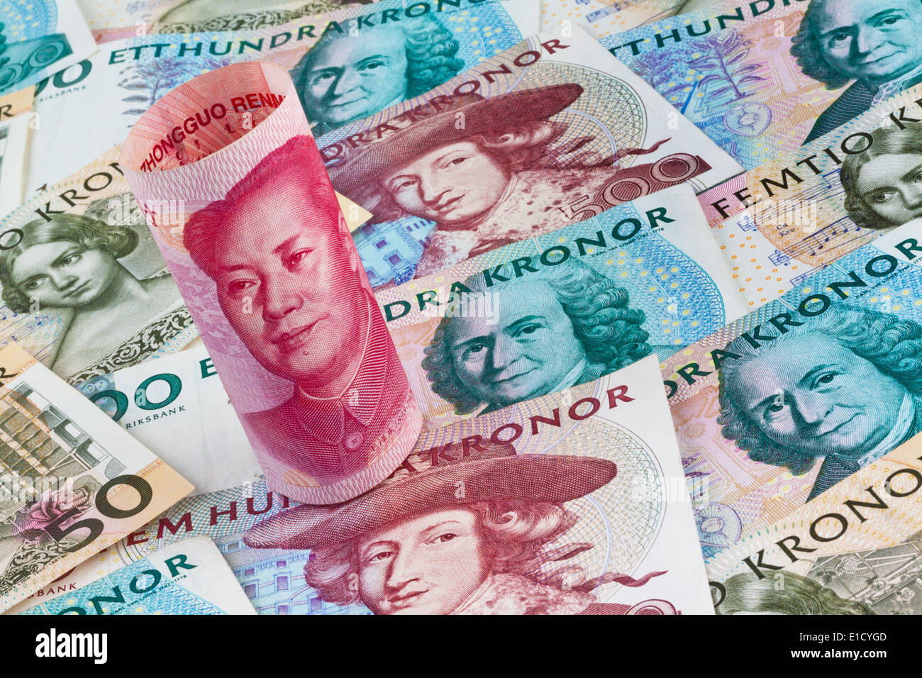 Schwedische Krone, die Währung von Schweden. Mit chinesischen Yuan Banknoten. Stockfoto