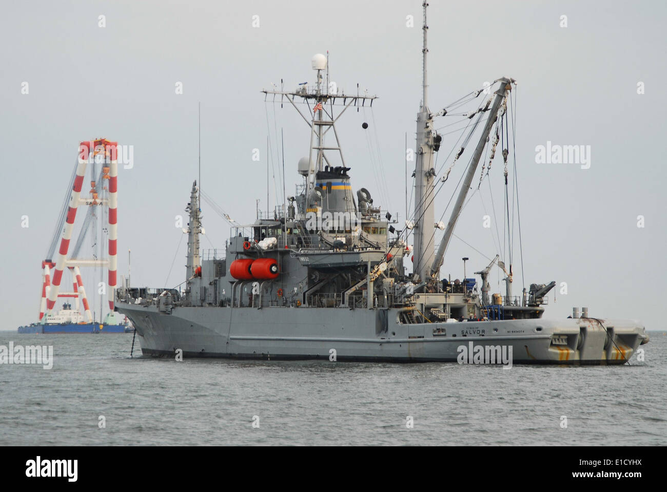 Die Rettung und Bergung Schiff USNS Salvor (T-ARS 52) ist verankert im Gelben Meer 11. April 2010 gezeigt. Das Schiff? s Crew ist Joini Stockfoto
