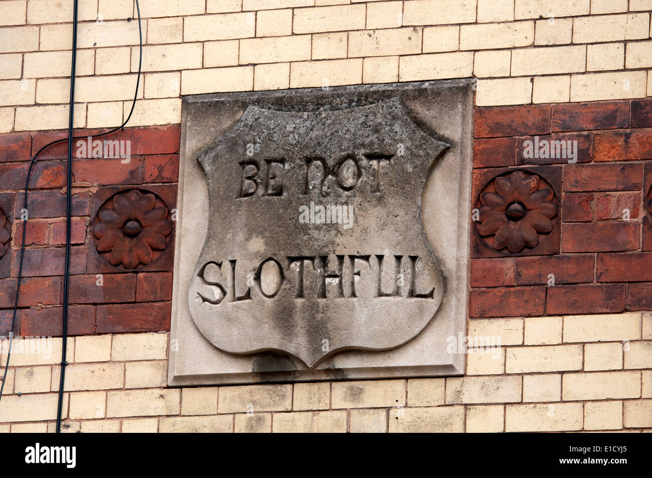 "Sei nicht träge" Plaque, High Street, Lauge, West Midlands, England, UK Stockfoto