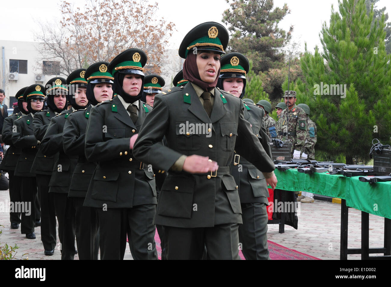 Afghan National Army Soldaten aus der zweiten Schulklasse rein weiblichen Offizier Kandidaten marschieren zu ihrer Abschlussfeier an der t Stockfoto