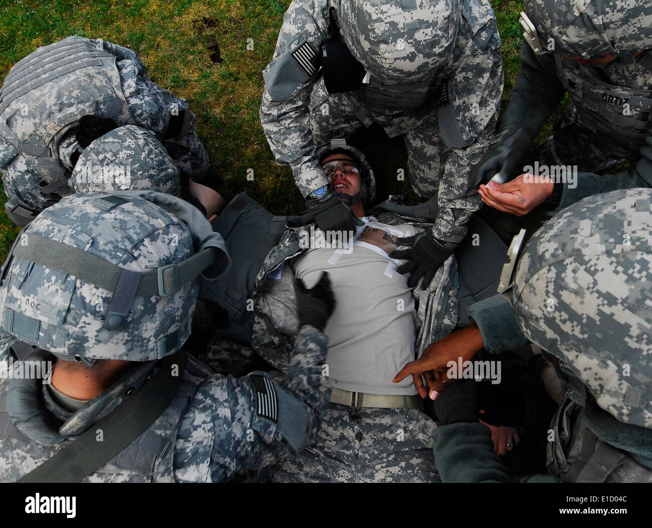 100428-N-6538W-033 FORT LEWIS, Washington (28. April 2010) Segler zu simulieren, Behandlung einer offenen Brustkorb gewickelt auf Hospital Corpsman 2. Cl Stockfoto