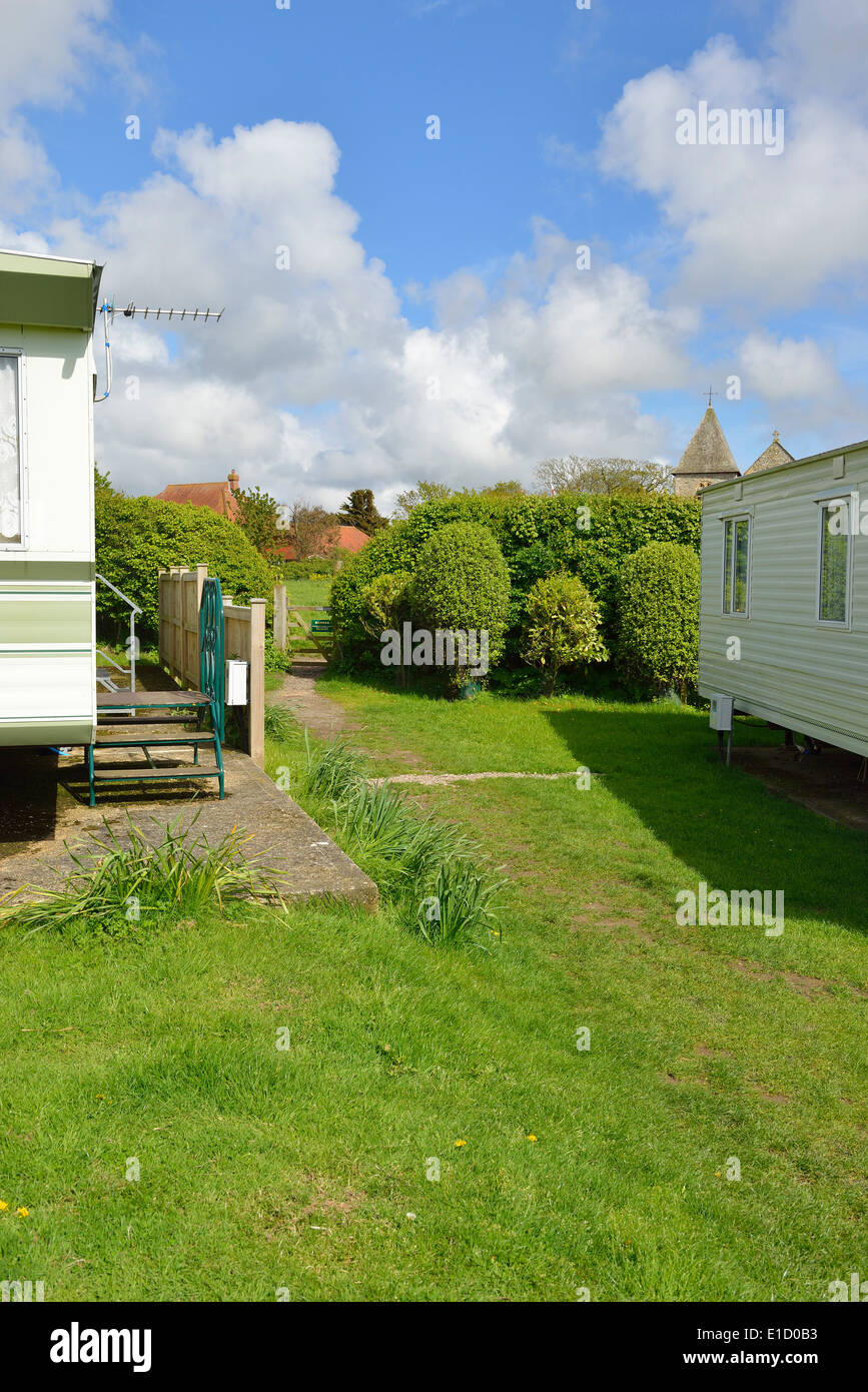 Fußweg mit Tor durch Snow Hill Caravan Site mit Kirche St. Peter und St