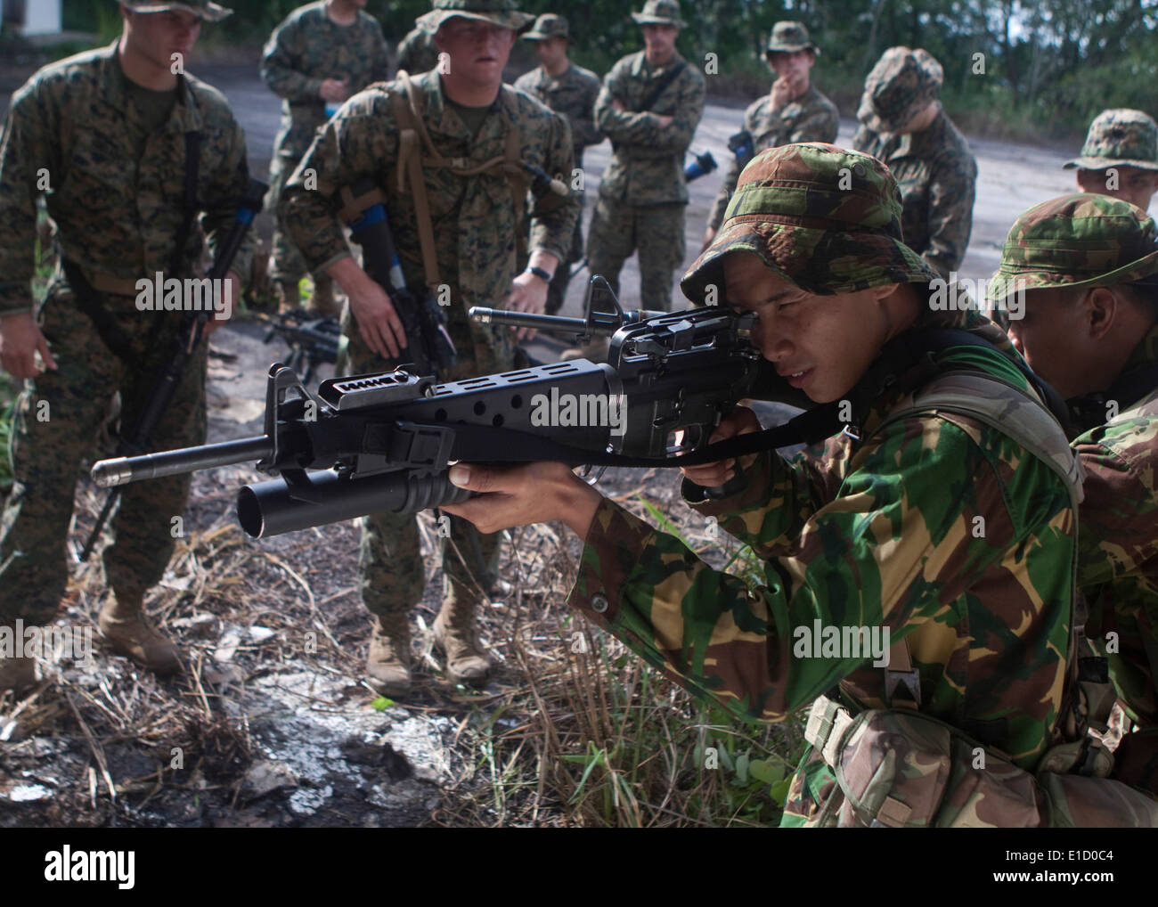 Royal Brunei Land-Kräfte Soldat bereitet sich auf einen Raum betreten, als Teil der Zusammenarbeit flott Bereitschaft und Training (CARAT) Br Stockfoto