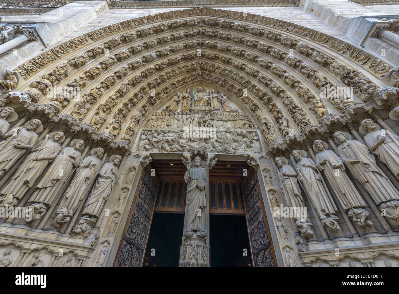 Architektonisches Detail der Eingang der Notre-Dame in Paris, Frankreich Stockfoto