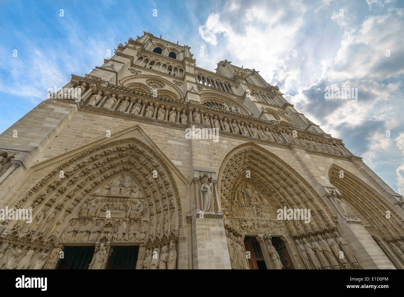 Niedrigen Winkel Ansicht der Kathedrale Notre-Dame in einem sonnigen Tag in Paris, Frankreich Stockfoto