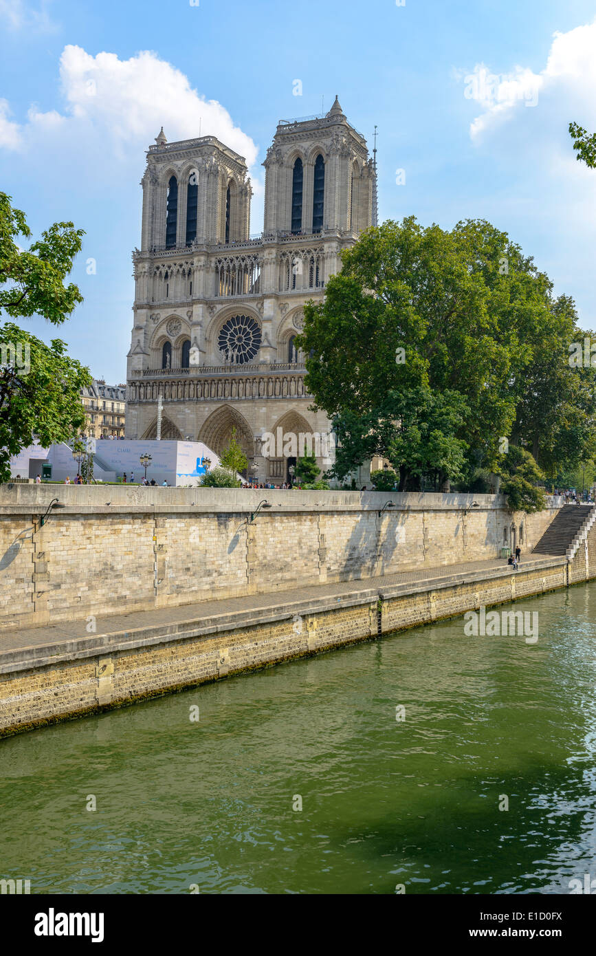 Notre-Dame de Paris mit Ufer anzeigen Stockfoto