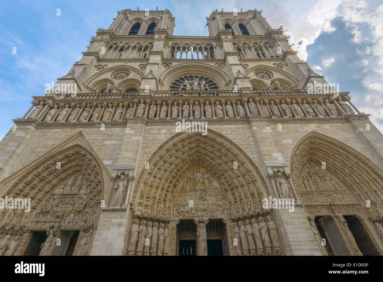 Niedrigen Winkel Ansicht der Kathedrale Notre-Dame in einem sonnigen Tag in Paris, Frankreich Stockfoto