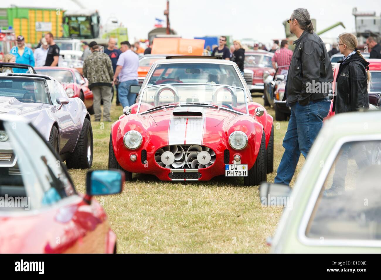 Eutingen, Deutschland. 31. Mai 2014. Die Menschen gehen vorbei an einem Shelby Cobra 427 auf dem Gelände des Oldtimer und Luftfahrt-Festival "Mobile Legends" in Eutingen, Deutschland, 31. Mai 2014. Das Oldtimer-Treffen findet bis 01 Juni. Foto: Sebastian Kahnert/Dpa/Alamy Live News Stockfoto