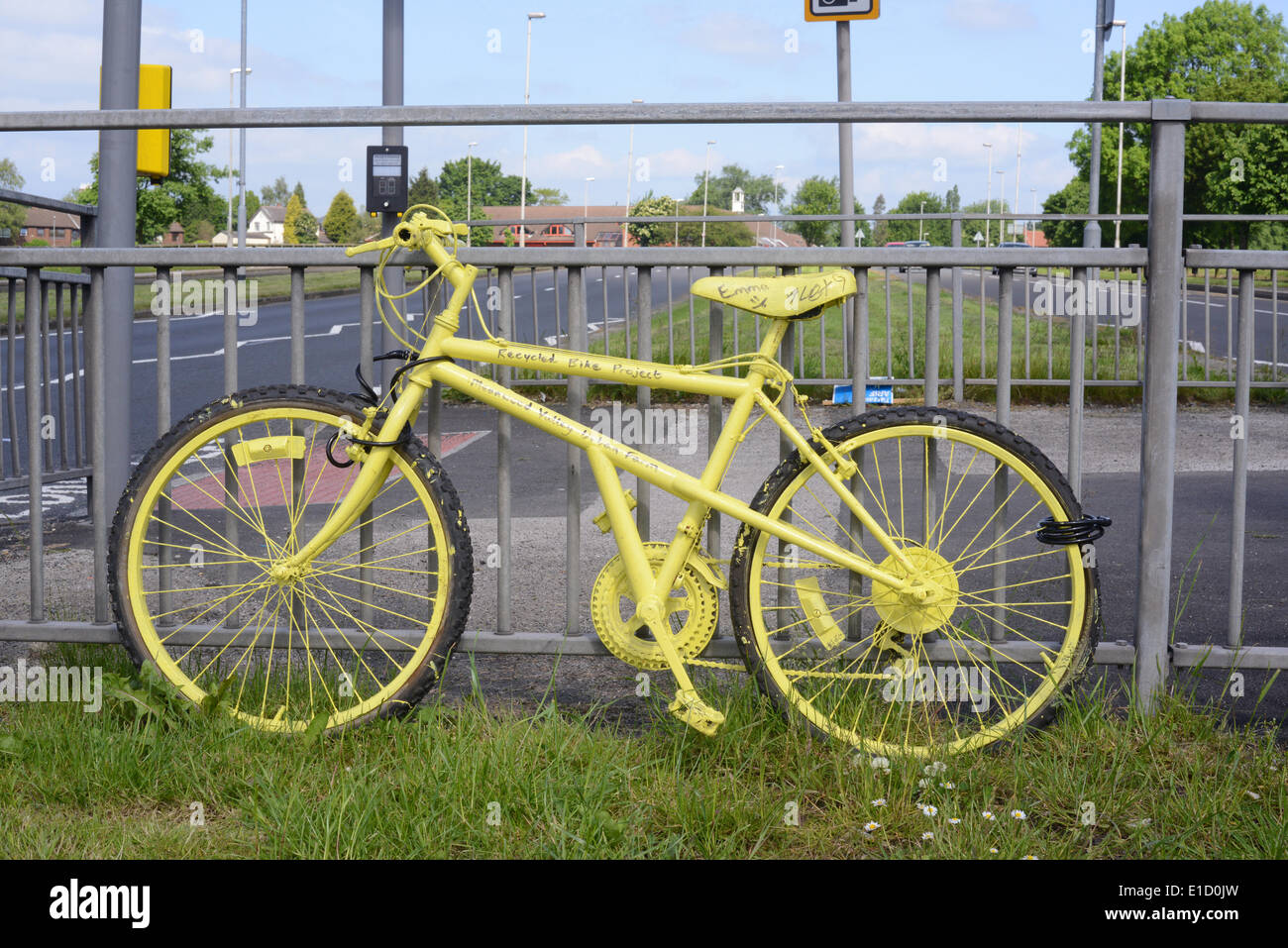 gelbes Fahrrad markieren den Weg der Start der Tour de France in Leeds am 5. Juli 2014, .recycled Fahrrad Projekt Meanwood Tal urbane Farm Credit: Paul Ridsdale/Alamy Live-Nachrichten Stockfoto