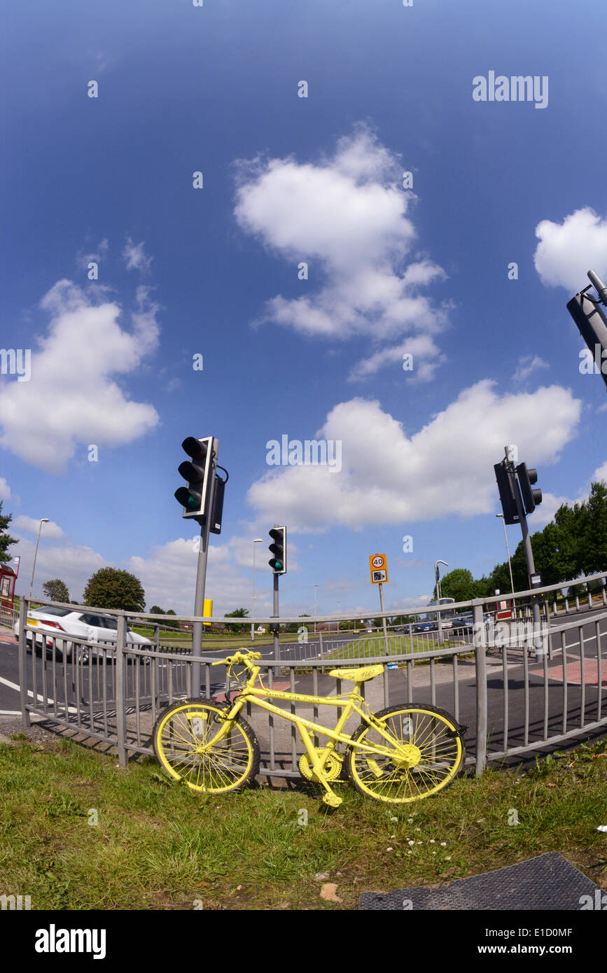 gelbes Fahrrad markieren den Weg der Start der Tour de France in Leeds am 5. Juli 2014, .recycled Fahrrad Projekt Meanwood Tal urbane Farm Credit: Paul Ridsdale/Alamy Live-Nachrichten Stockfoto