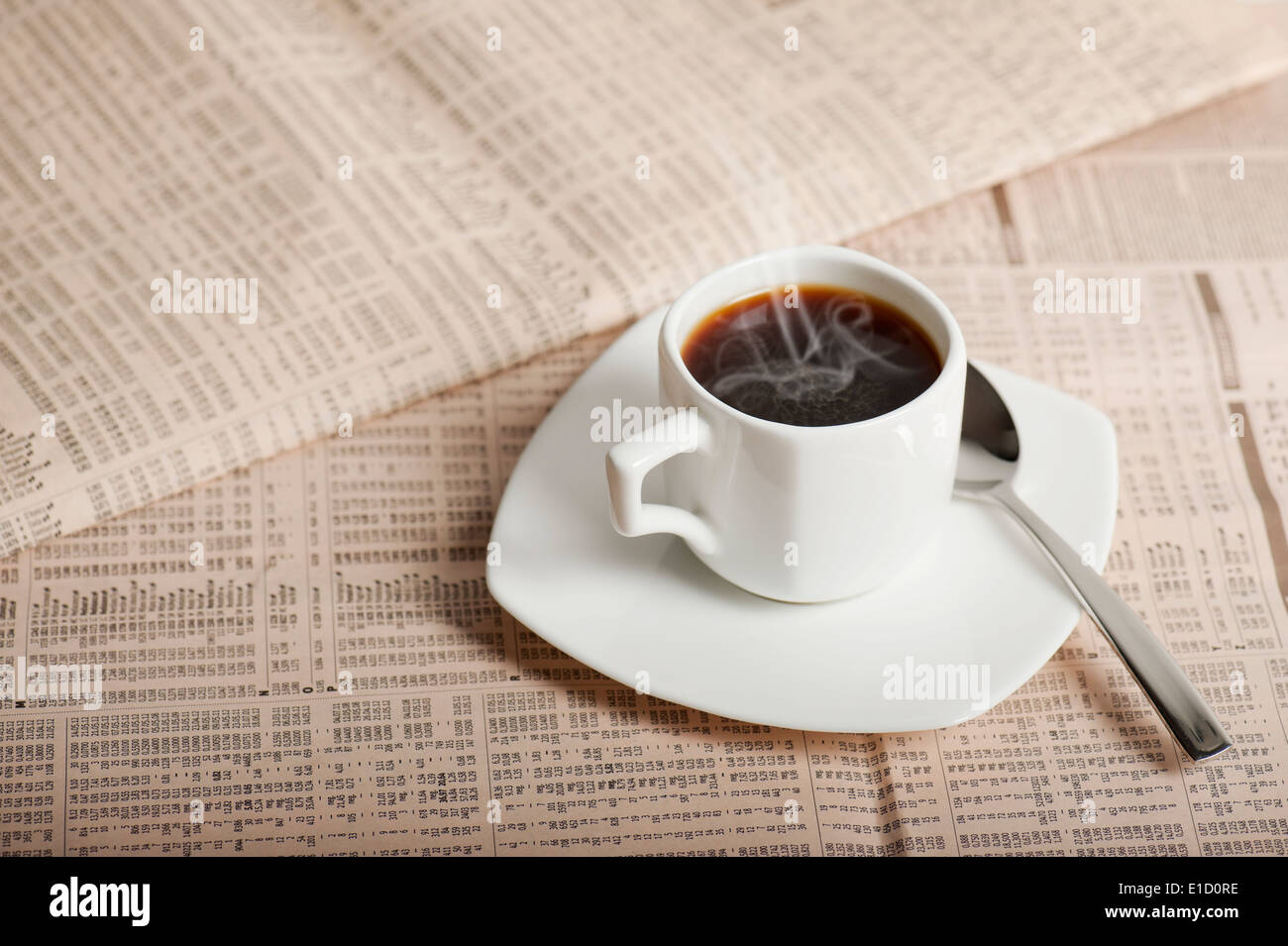 Tasse Kaffee auf Zeitungen Stockfoto