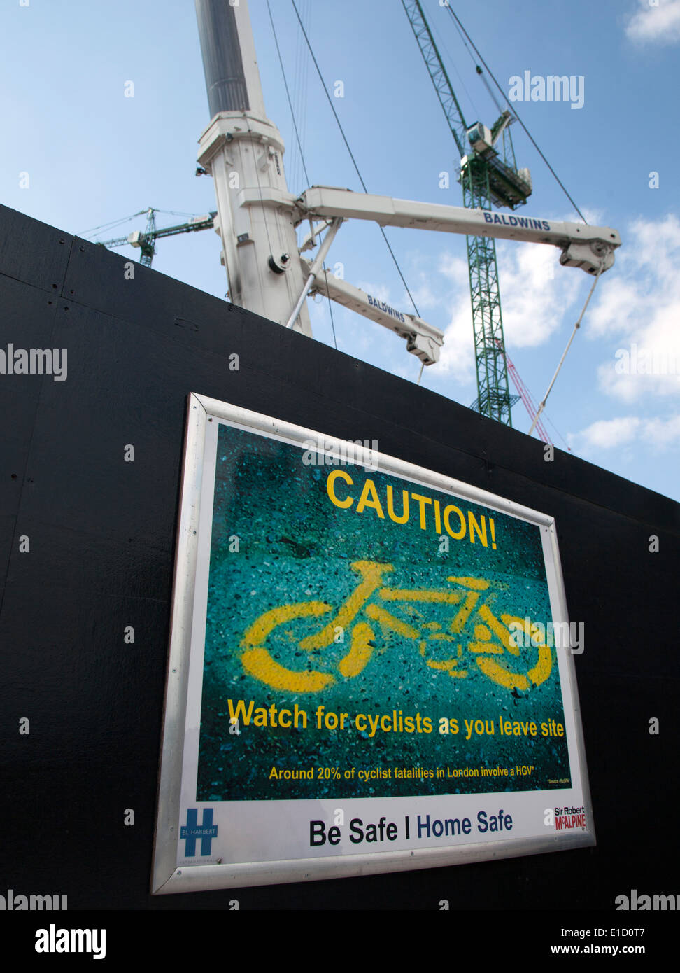 Warnschild Warnung für LKW-Fahrer über Radfahrer auf London Baustelle Stockfoto