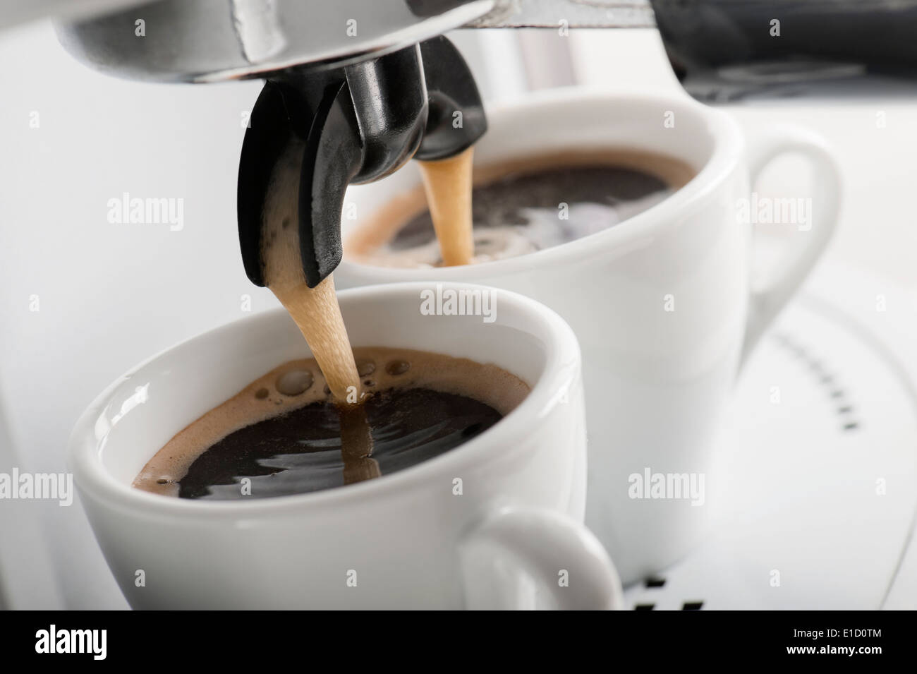 Kaffee Maschine macht zwei Kaffee hautnah Stockfoto