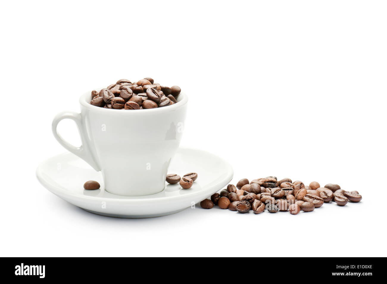 Tasse voll Kaffee Bohnen auf weißem Hintergrund Stockfoto