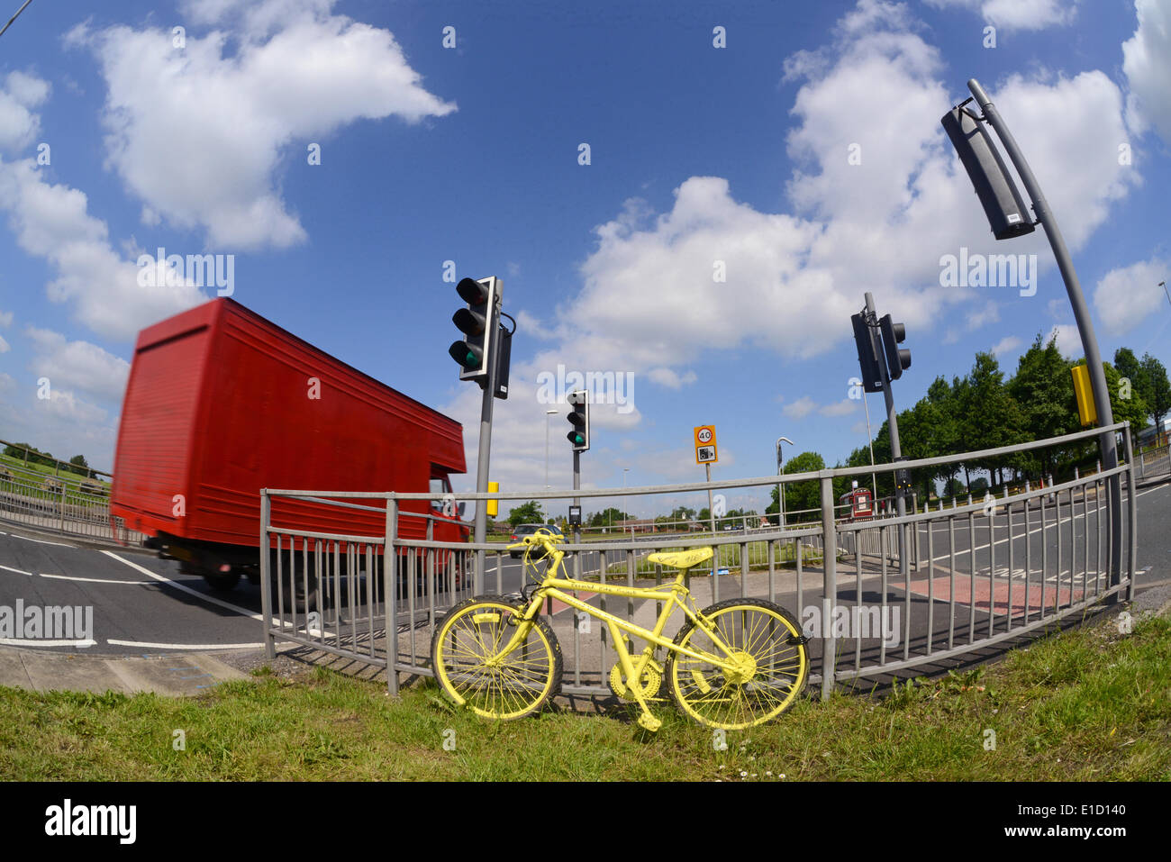 Van vorbeifahrenden gelben Fahrrad fördern die Route für den Beginn der Tour de France in Leeds am 5. Juli 2014 Credit: Paul Ridsdale/Alamy Live-Nachrichten Stockfoto