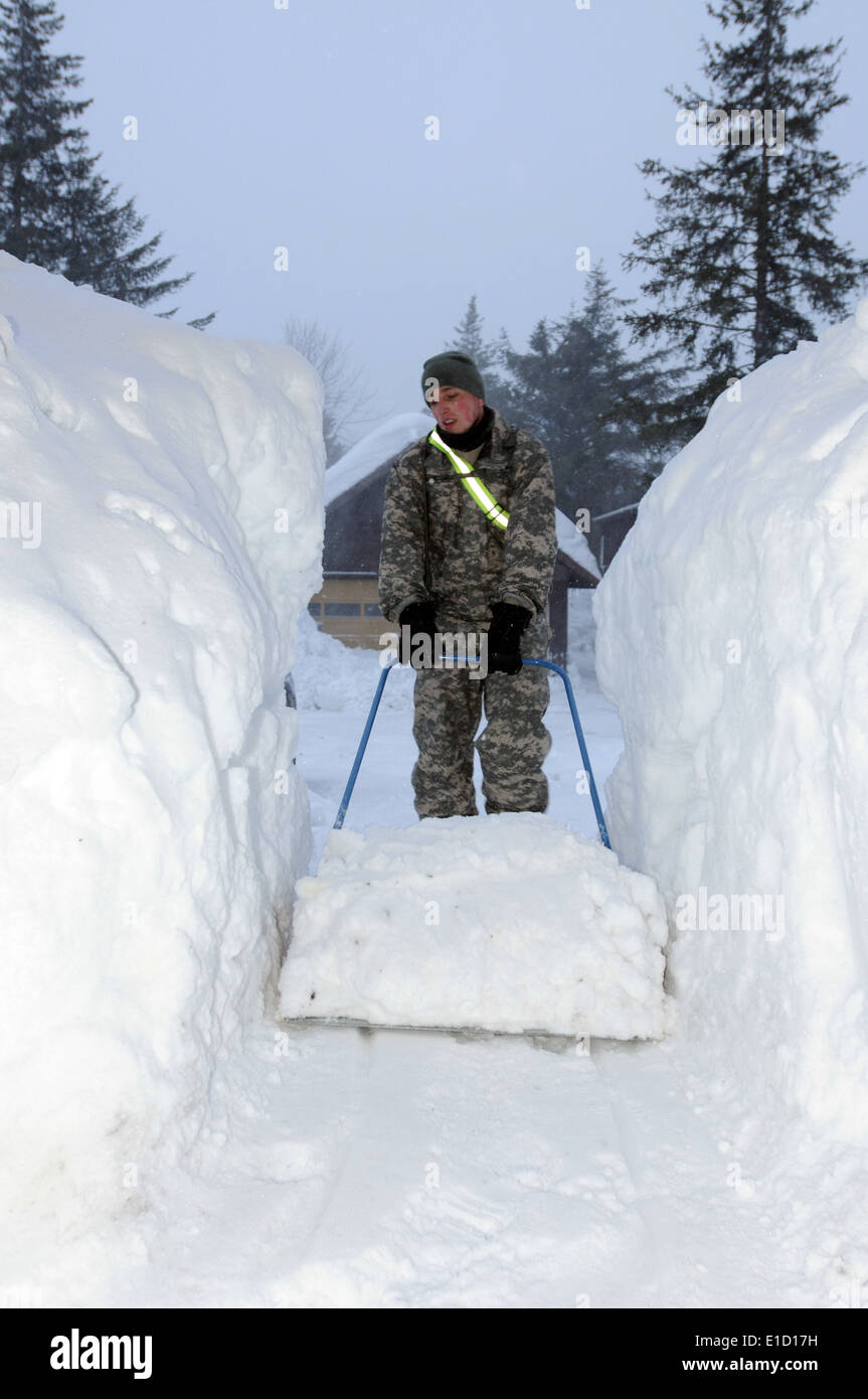 Ein Alaska Nationalgardisten löscht Schnee in Cordova, Alaska, 11. Januar 2012. Der Alaska National Guard zog Personal in der Stockfoto