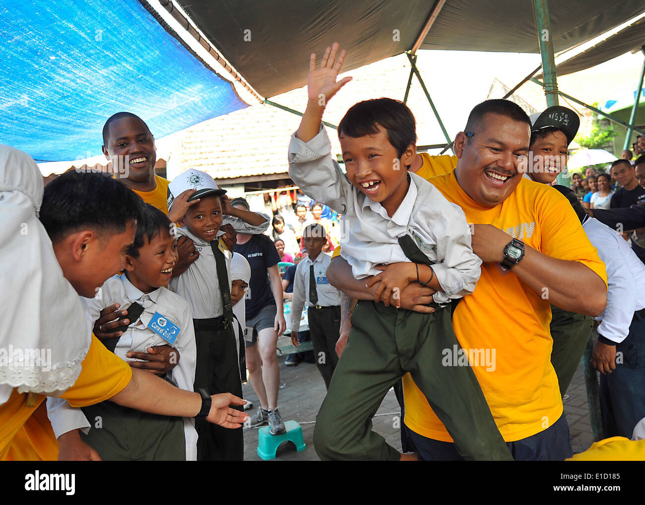 US Navy Waffenwart 1. Klasse Sergio Altamirano, zugeordnet zu den amphibischen dock Landungsschiff USS Tortuga (LSD-46), Carrie Stockfoto