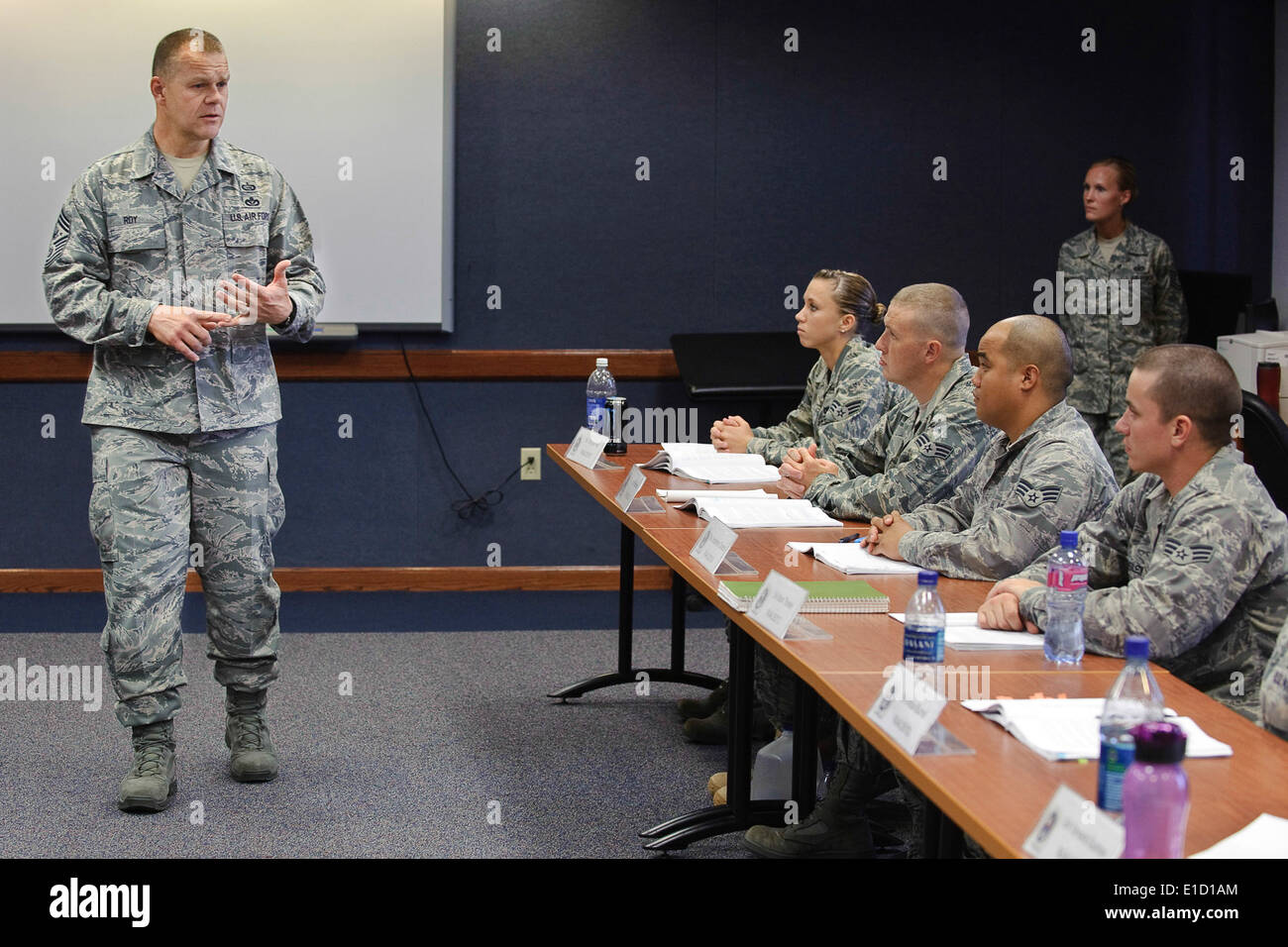 Chief Master Sgt. von der Air Force James A. Roy spricht zu Studenten der Gaylor Airman Leadership School auf der Randolph Air Force Stockfoto