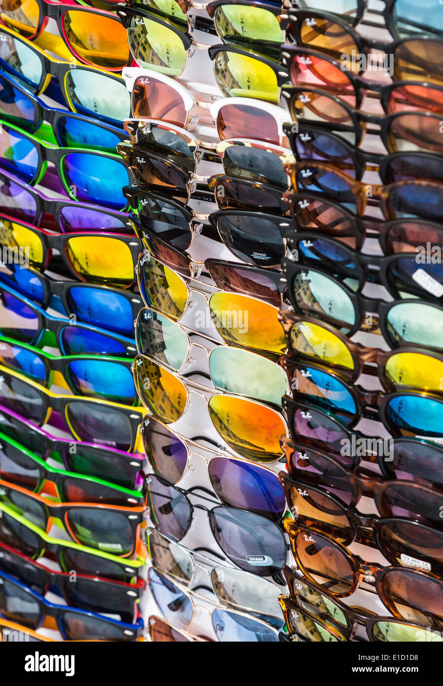 Anzeige der farbenfrohen, bunten reflektierenden Sonnenbrille zu verkaufen Stockfoto