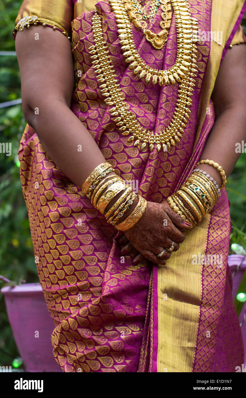 Die Hände eines indischen Braut geschmückt mit Schmuck, Armreifen und mit Henna bemalt Stockfoto