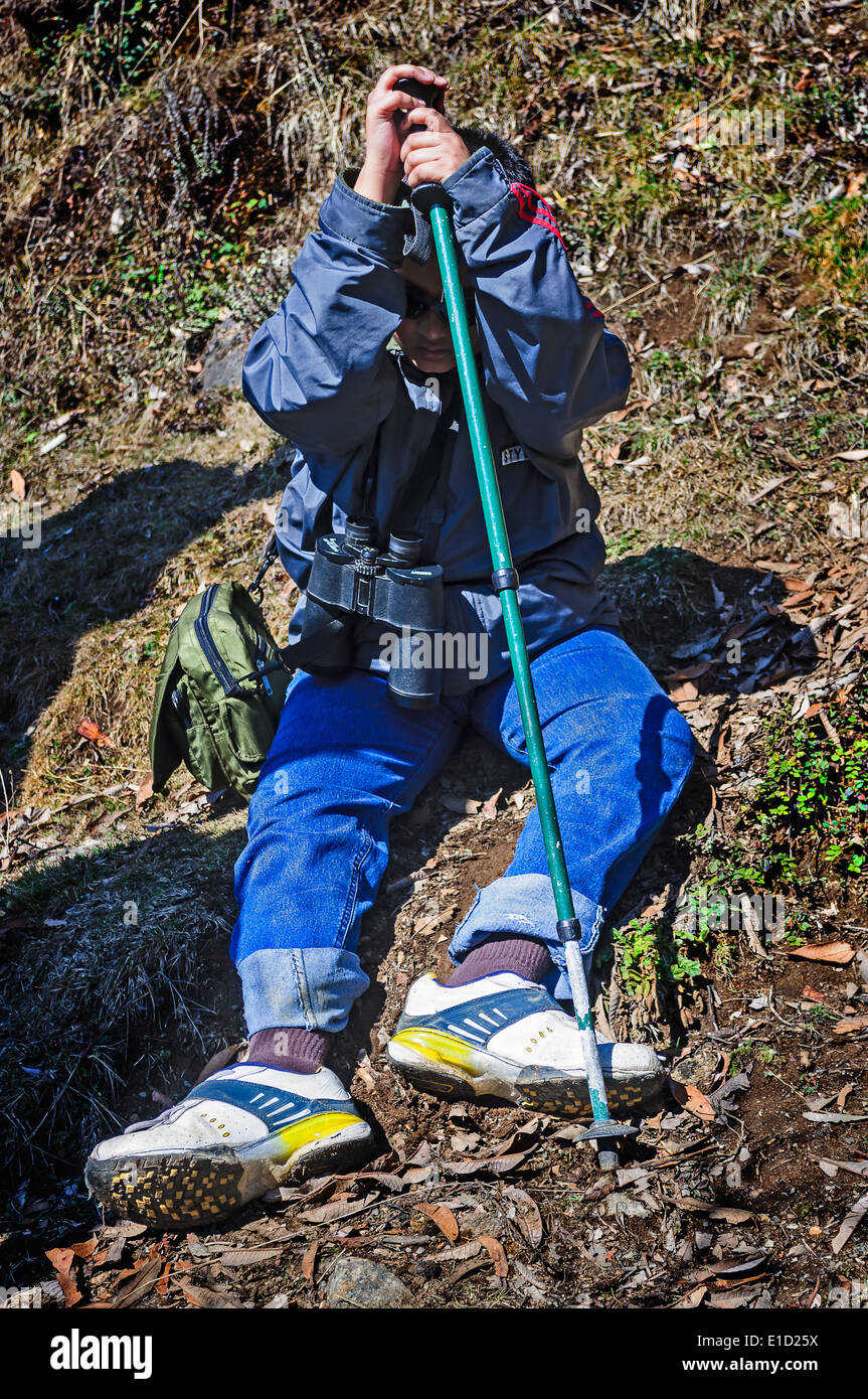 Rast auf Trekking-Pfad durch die Berge des Himalaya in Richtung Sandakphu Stockfoto