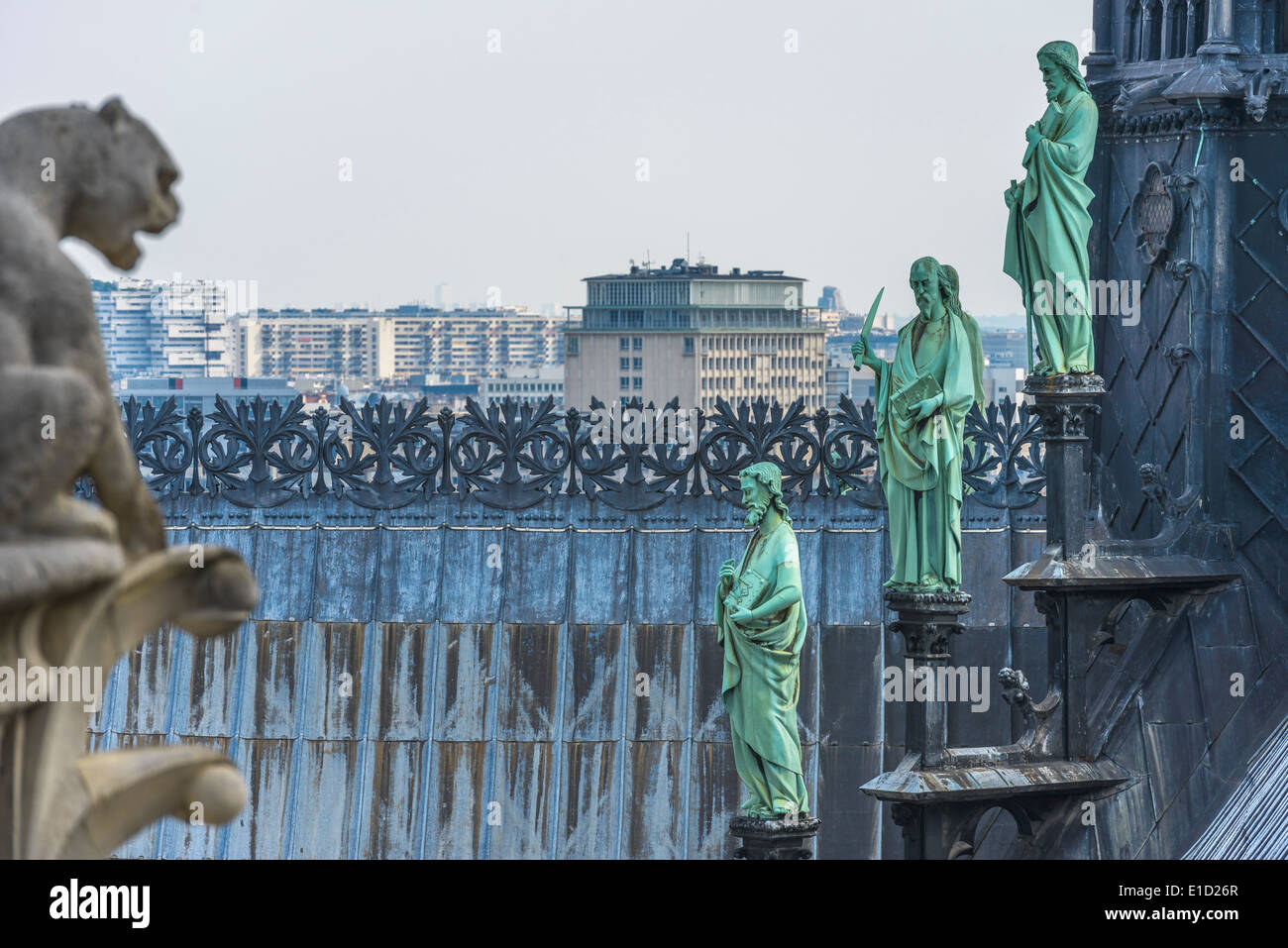 Engel mit Wasserspeier auf die Kathedrale Notre-Dame in Paris, Frankreich Stockfoto