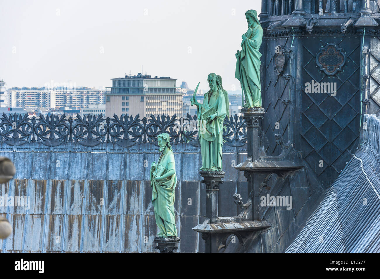 Engel mit Wasserspeier auf die Kathedrale Notre-Dame in Paris, Frankreich Stockfoto