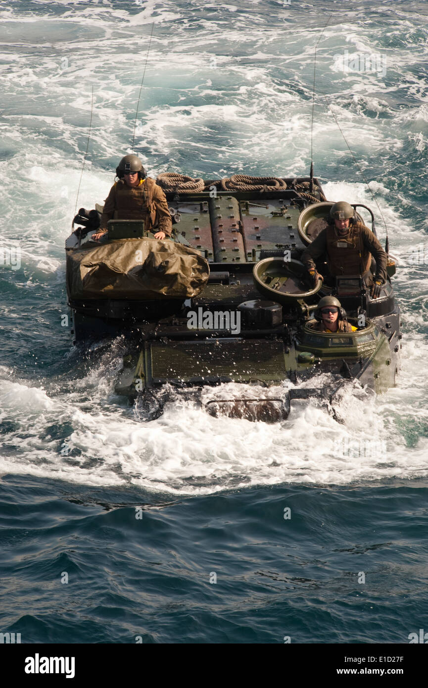 US-Marines aus speziellen Zweck Marine Air Ground Task Force 24 transit zum Pazifischen Ozean im eine amphibische Fahrzeug Stockfoto