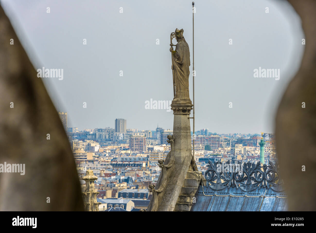 Engelsstatue an Spitze der Kathedrale Notre-Dame in Paris, Frankreich Stockfoto