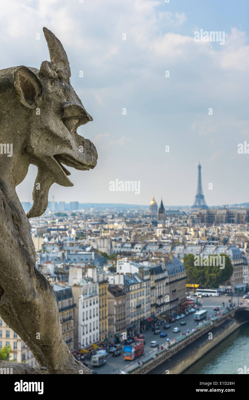 Wasserspeier Statue mit Paris Luftbild im Hintergrund von Notre-dame Stockfoto