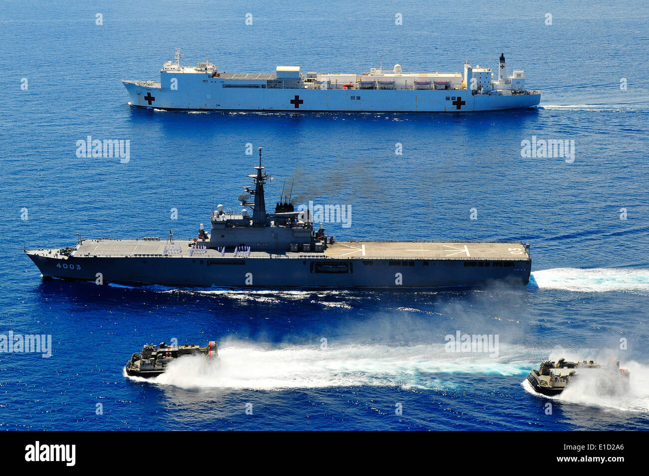 Military Sealift Command Lazarettschiff USNS Mercy (T-AH 19), hinten, die japanische Maritime Self-Defense Force Osumi-Klasse amp Stockfoto