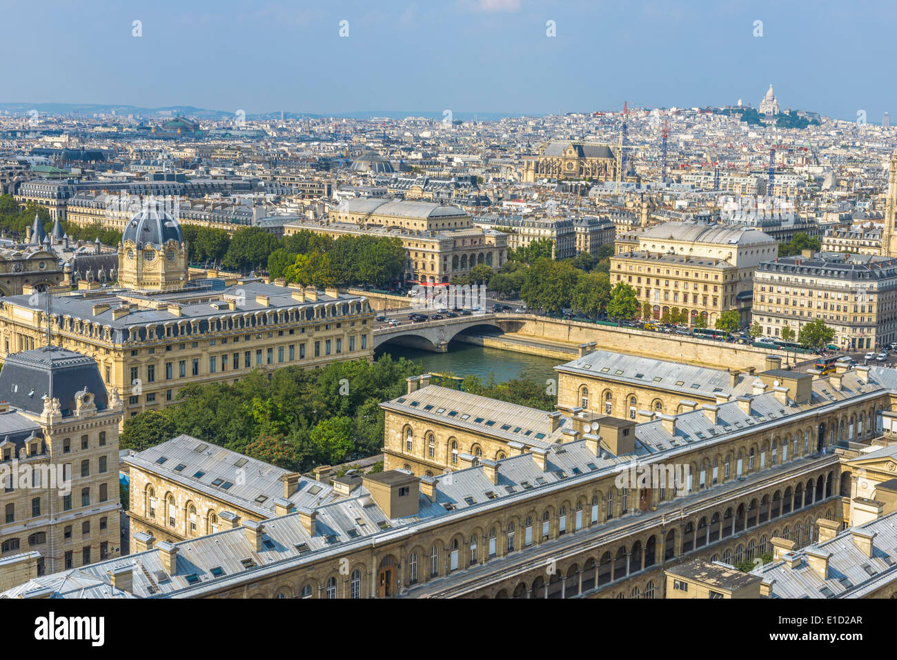 Aerial View von Paris von Notre-Dame mit Sacré-Cœur im Hintergrund Stockfoto