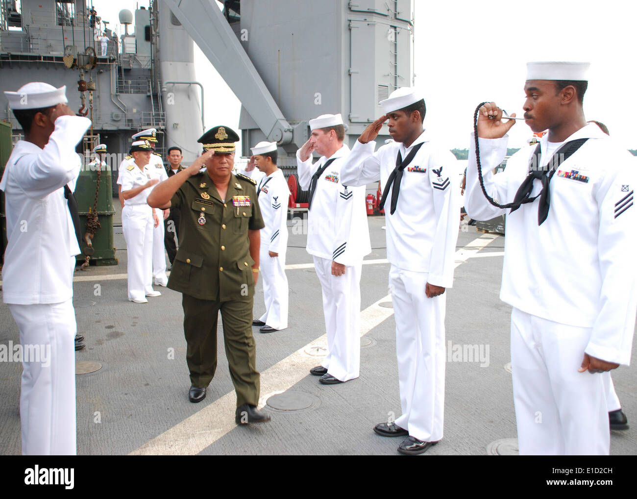 US-Seeleute an Bord USS Tortuga (LSD 46) Rendern Ehrungen kambodschanische Armee Generalleutnant Eth Sarat, stellvertretender Leiter des königlichen Kambodscha Stockfoto