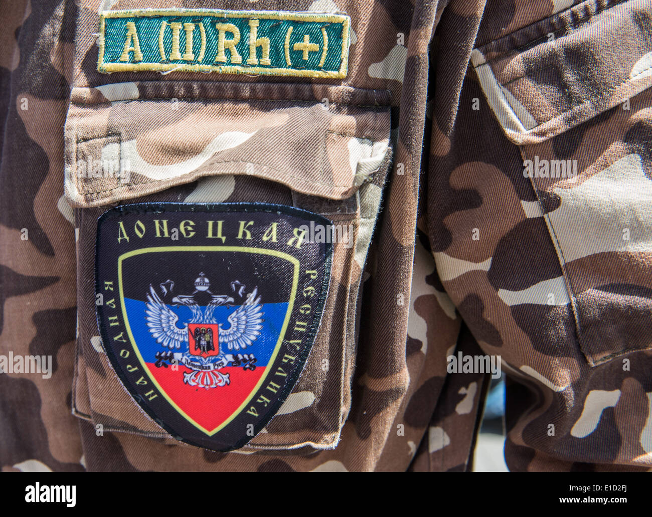 Donezk Volksrepublik Republik Etikett auf pro-russischen Unterstützer einheitliche während der Kundgebung am Lenin-Platz in Donezk am 18. Mai 2014 Stockfoto