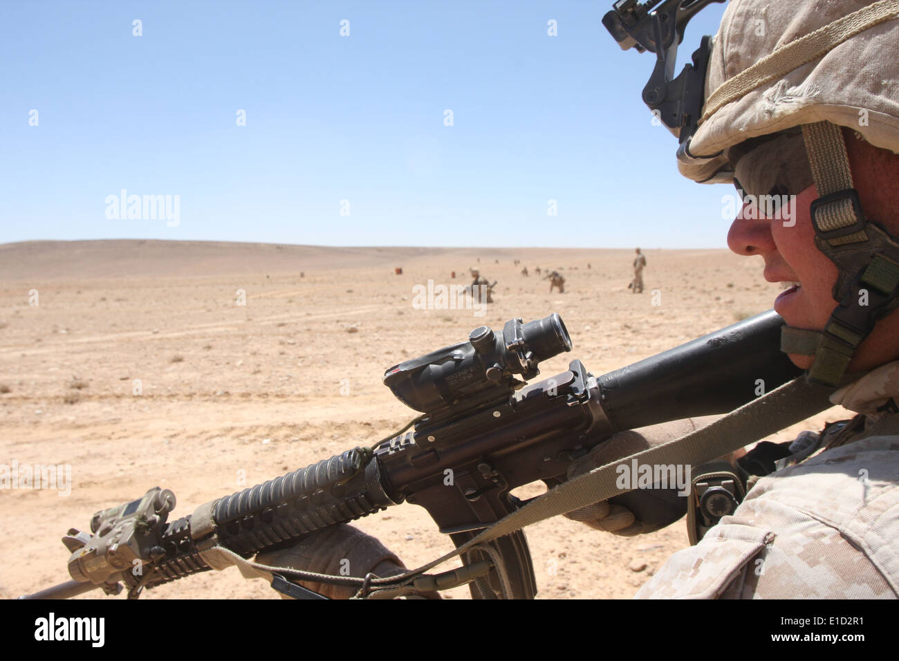 Ein US-Marine bereitet sich auf Eile Feuer-Team bei einer mechanisierten Razzia beim Training im Nahen Osten 27. Juni 2010 durchführen. Th Stockfoto