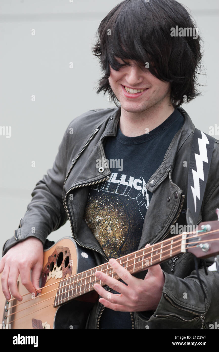 Lollapalooza, Wald des Dekans, Gloucestershire. 31. Mai 2014. Alte Musiker ein junger sammeln in der Kleinstadt für die jährliche Lollapalooza Busking Festival Credit: David Broadbent/Alamy Live News Stockfoto