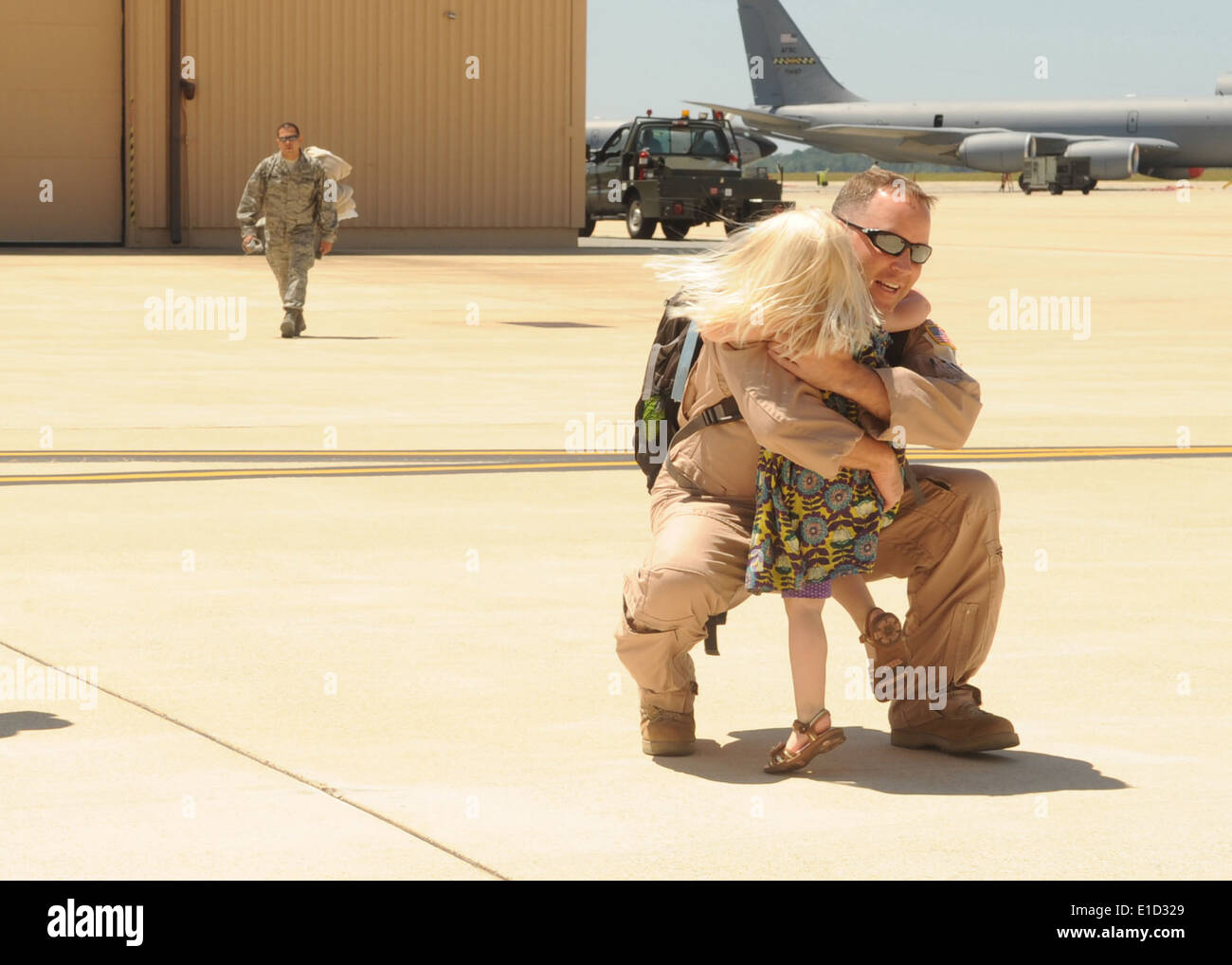 US Air Force major Matthew Ghormley und Fluglehrer mit der 756. Air Refueling Squadron grüßt seine Tochter auf die fl Stockfoto